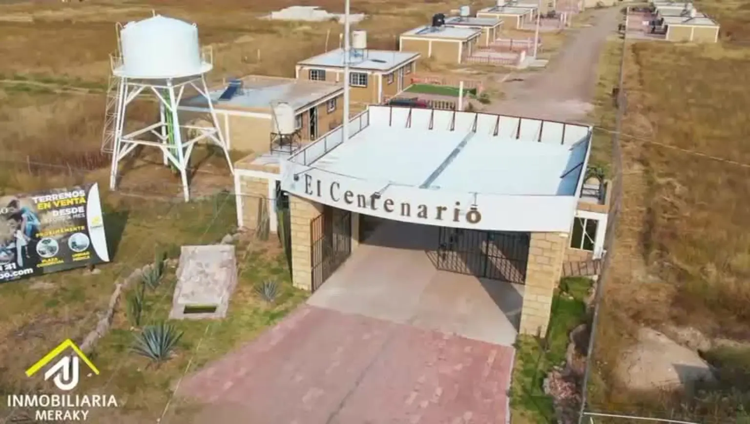 Vista aérea real del acceso al desarrollo