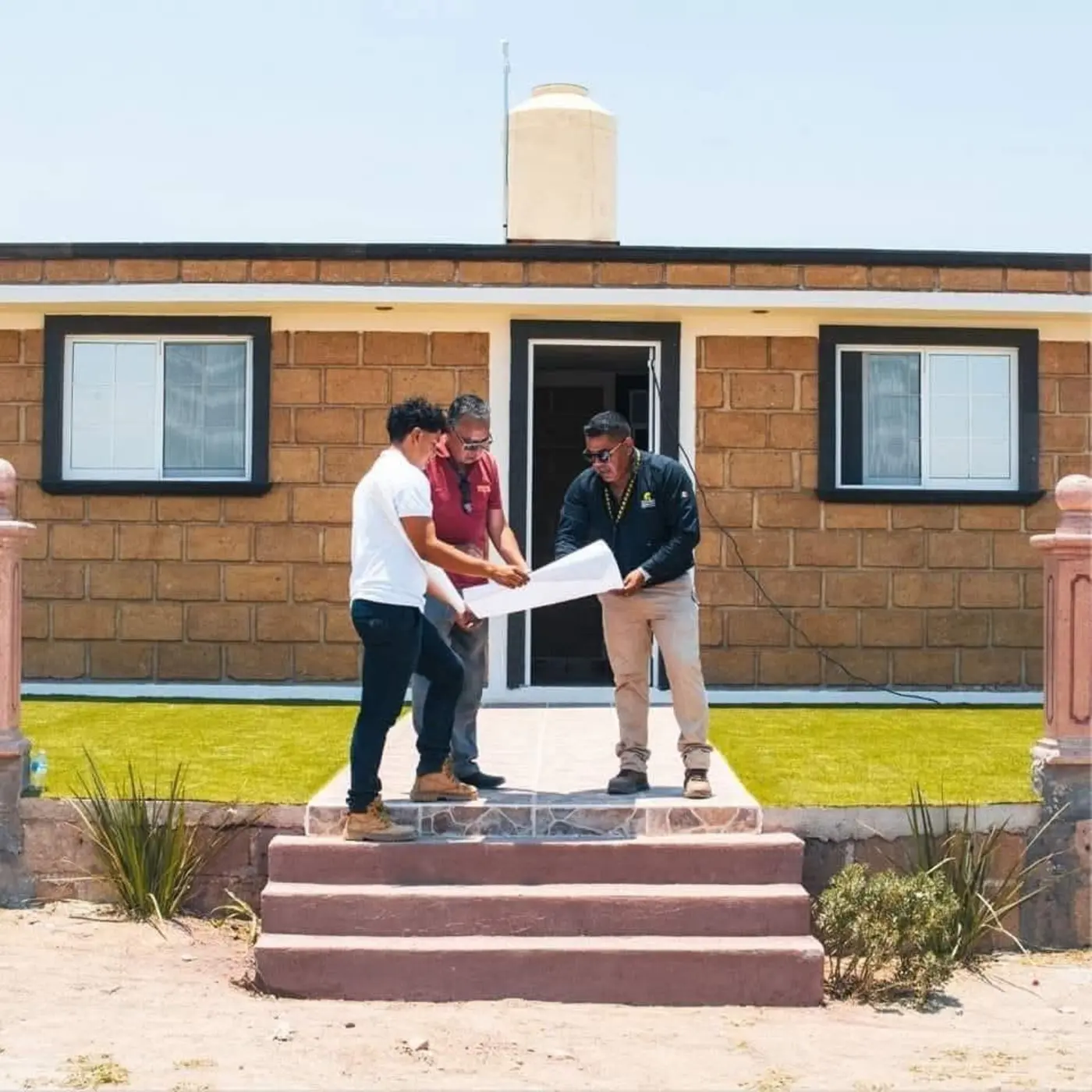 Visita técnica frente a una vivienda del desarrollo
